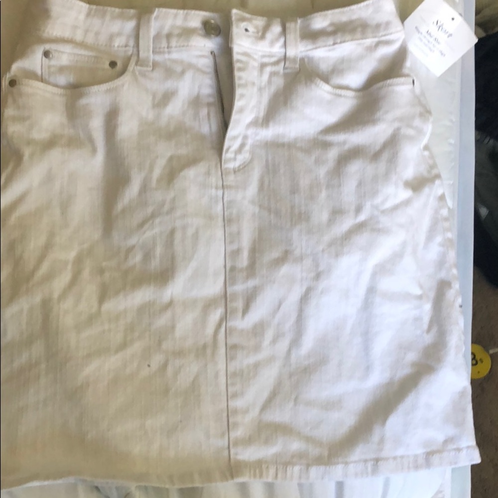 White mid rise skort , size 4